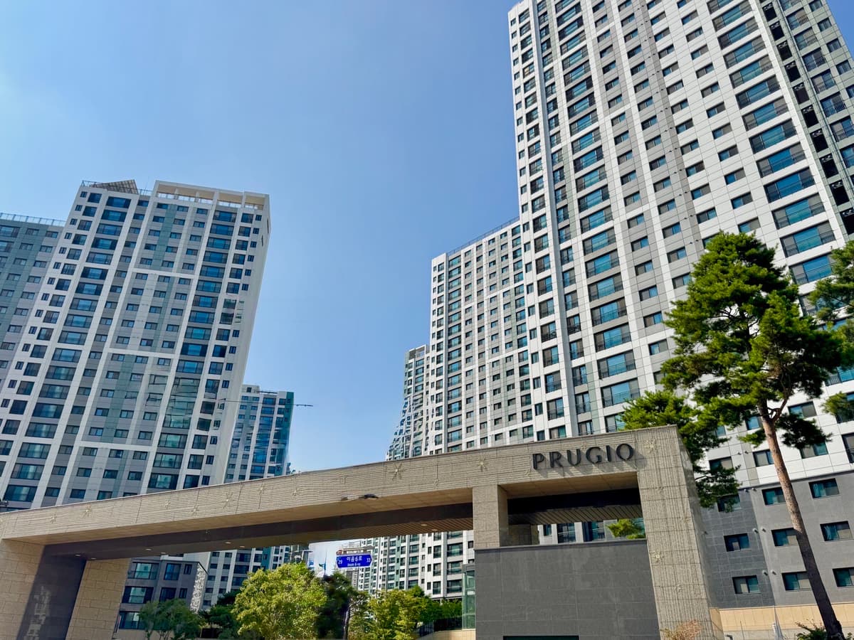 검단신도시푸르지오더베뉴 정문 문주 — 검단엘리트부동산 자체 촬영