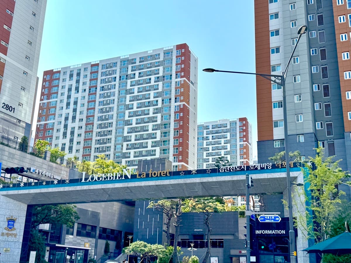 검단신도시로제비앙라포레 정문 문주 — 검단엘리트부동산 자체 촬영
